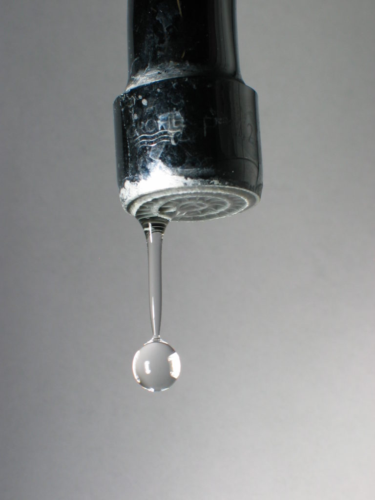 Dripping_faucet_1